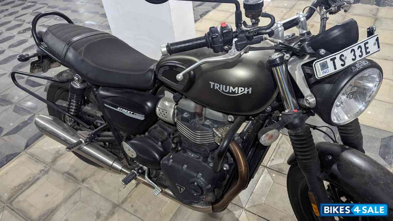 Grey Triumph Street Twin BS6
