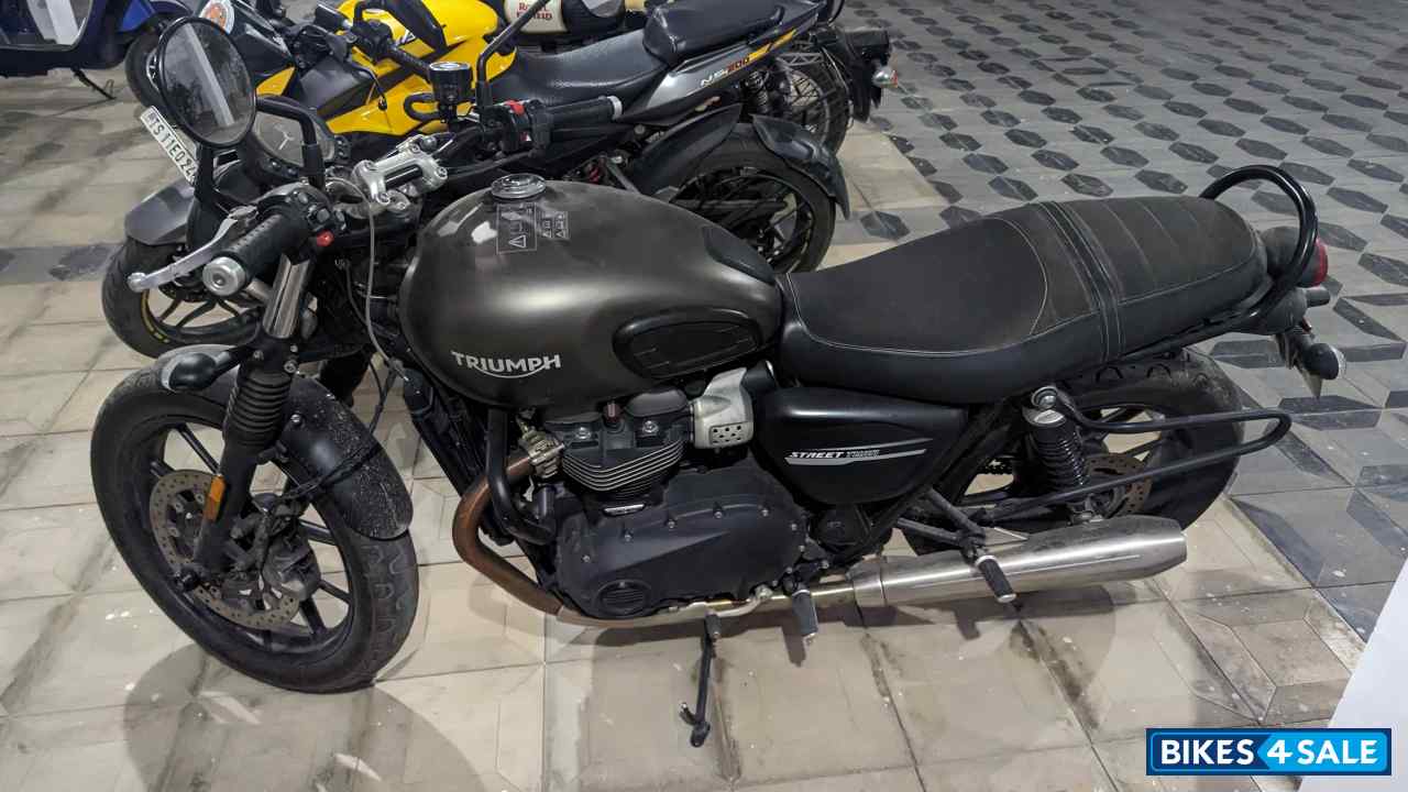 Grey Triumph Street Twin BS6