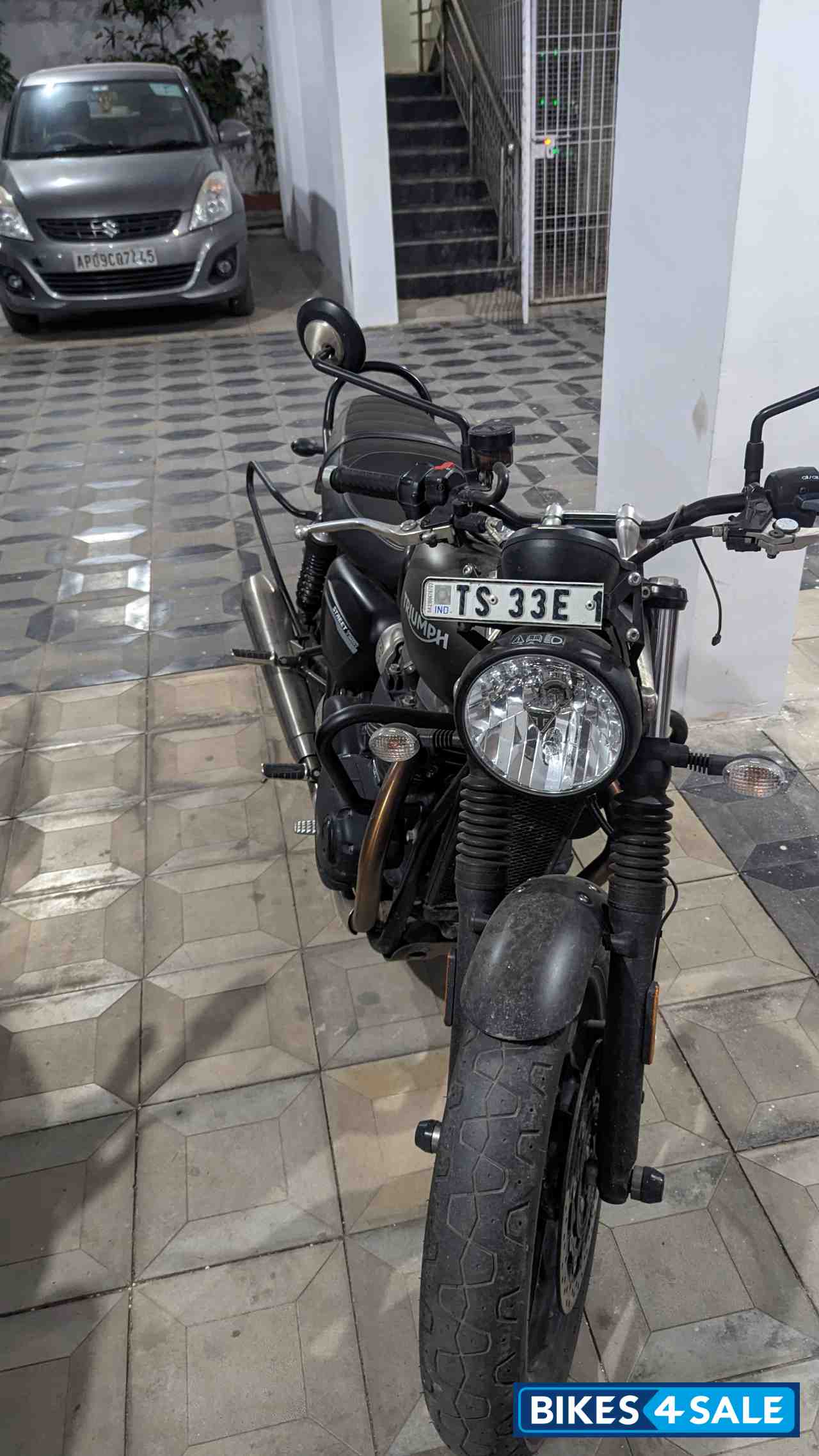 Grey Triumph Street Twin BS6