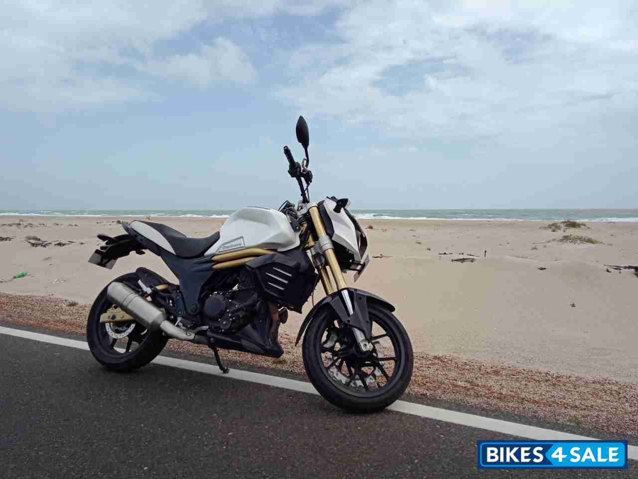 White Mahindra Mojo XT 300
