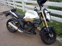 White Mahindra Mojo XT 300