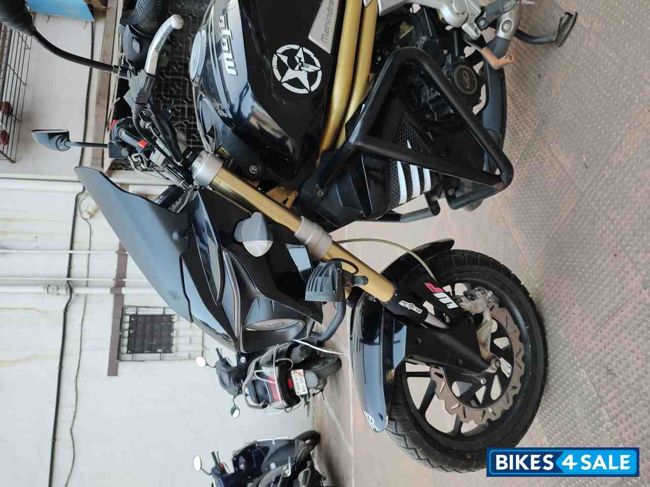 Mahindra Mojo XT 300