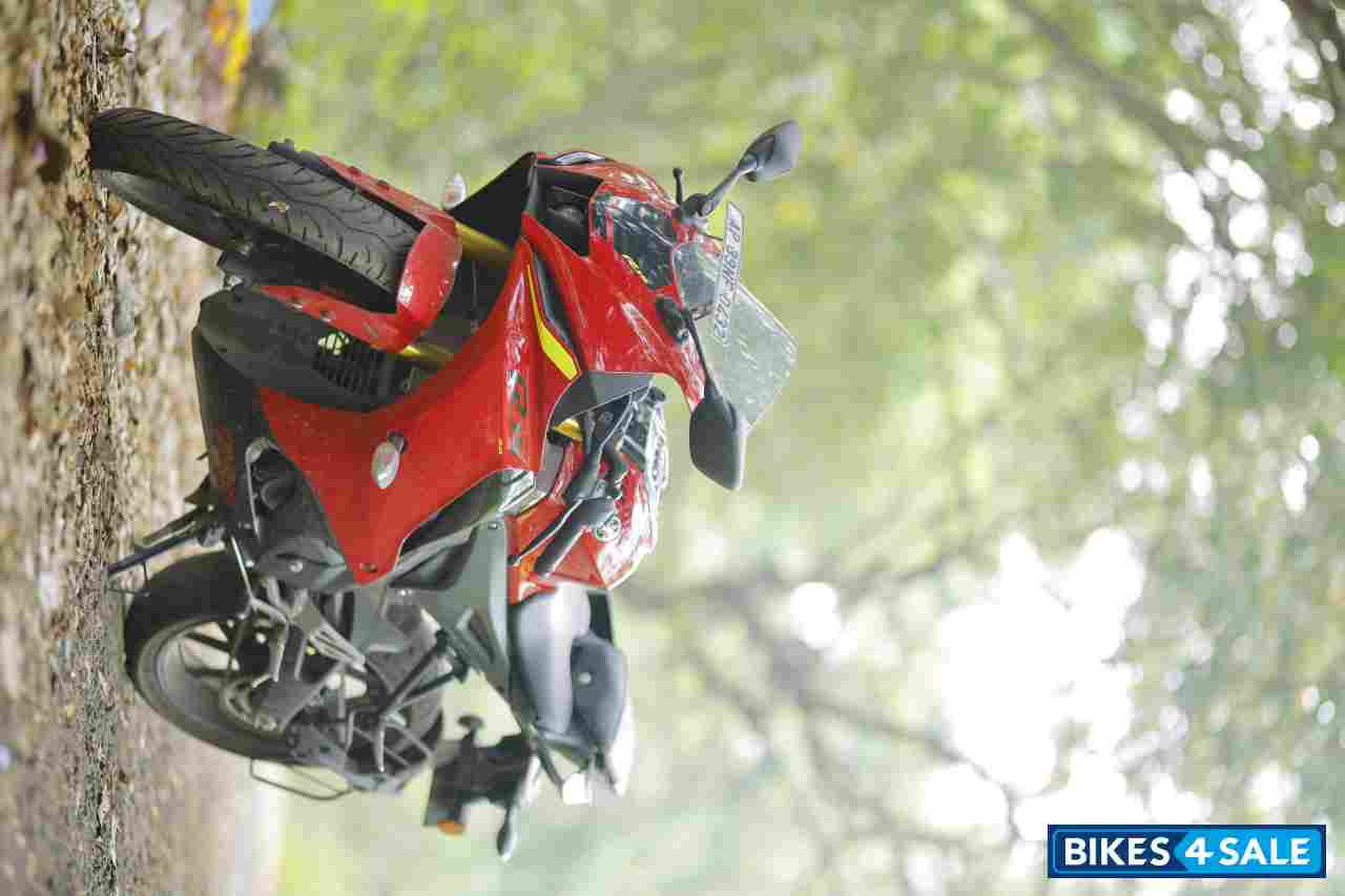 Red Yamaha R15 V4