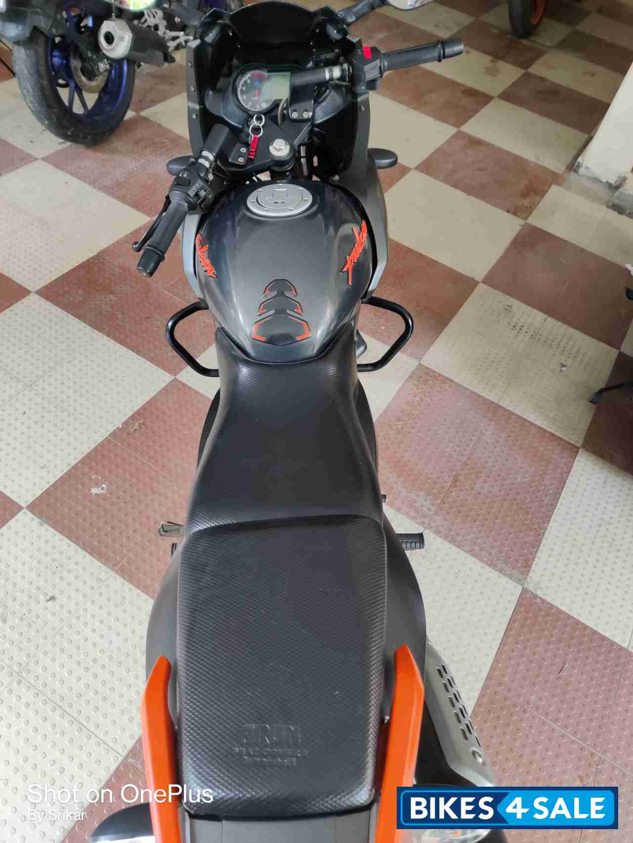 Matte Grey Bajaj Pulsar 180F Neon