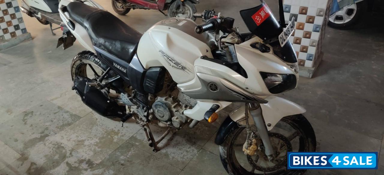 White Yamaha Fazer FZ16ST