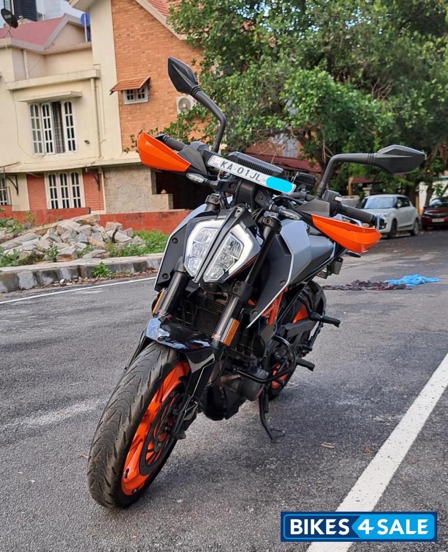 Silver Metallic KTM Duke 390 BS6