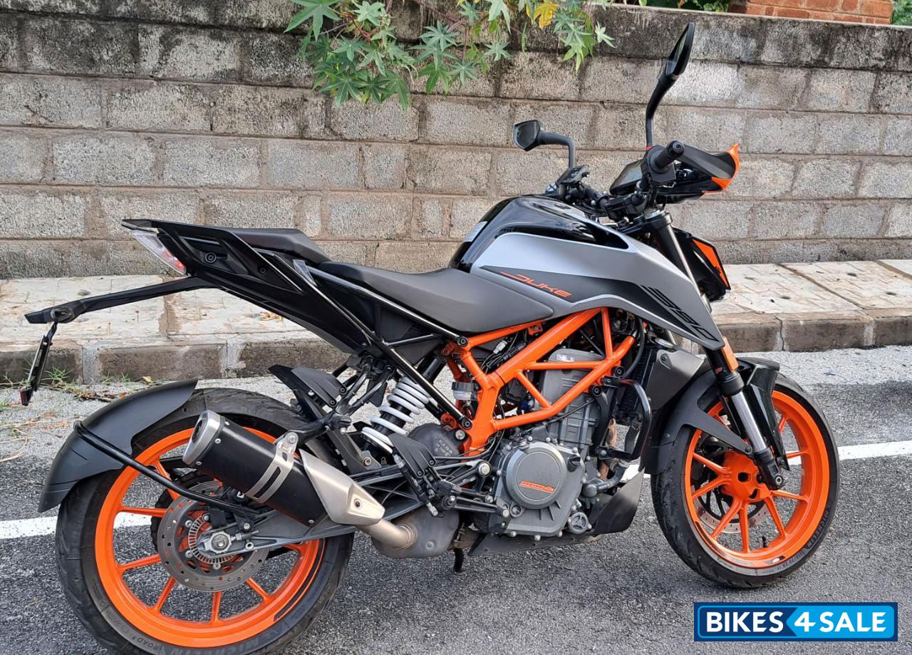 Silver Metallic KTM Duke 390 BS6