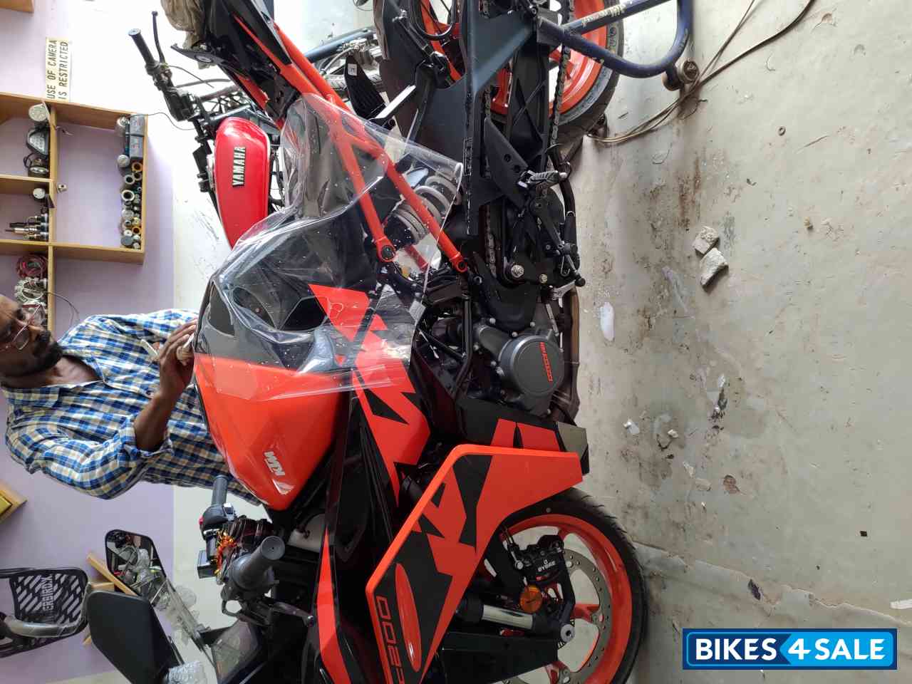 Black KTM RC 200 2022