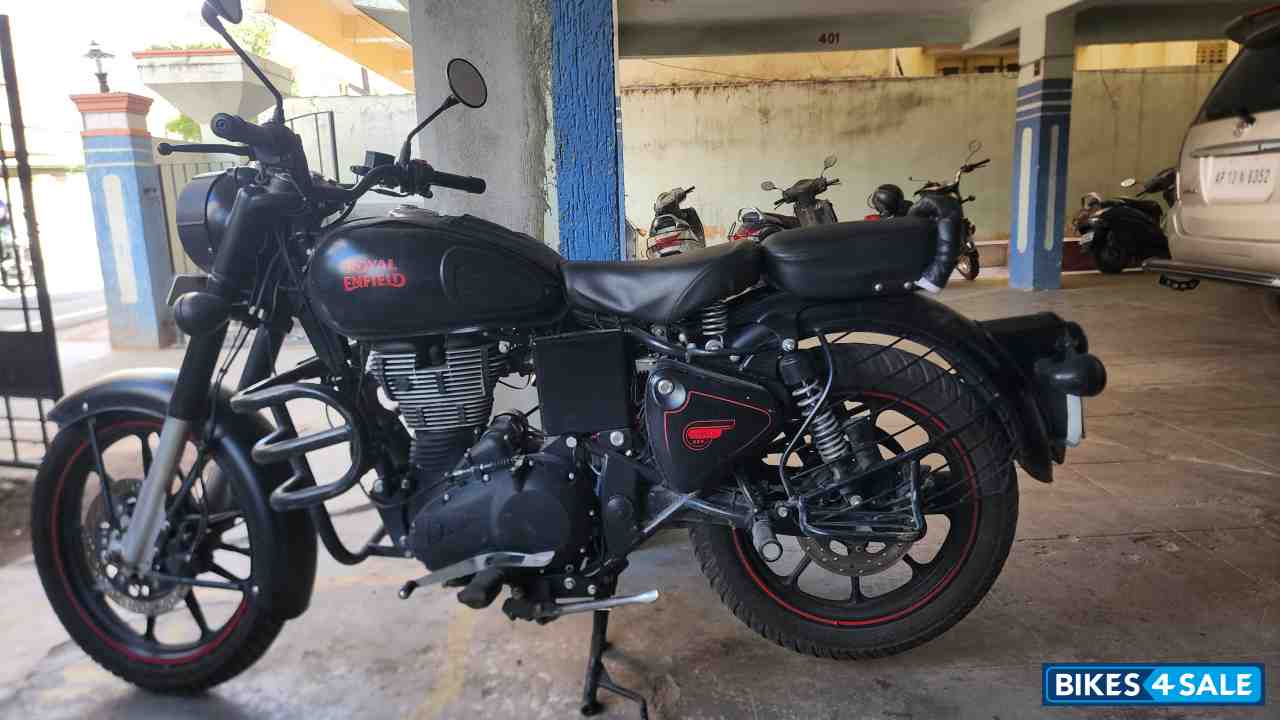 Stealth Black Royal Enfield Classic 350 BS VI