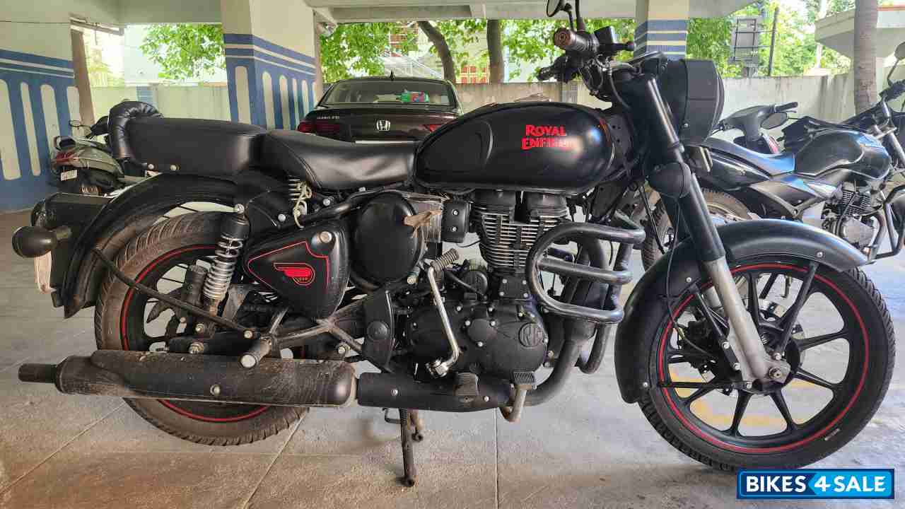 Stealth Black Royal Enfield Classic 350 BS VI