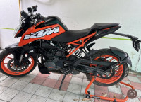 Black Electronic Orange KTM Duke 200 2020