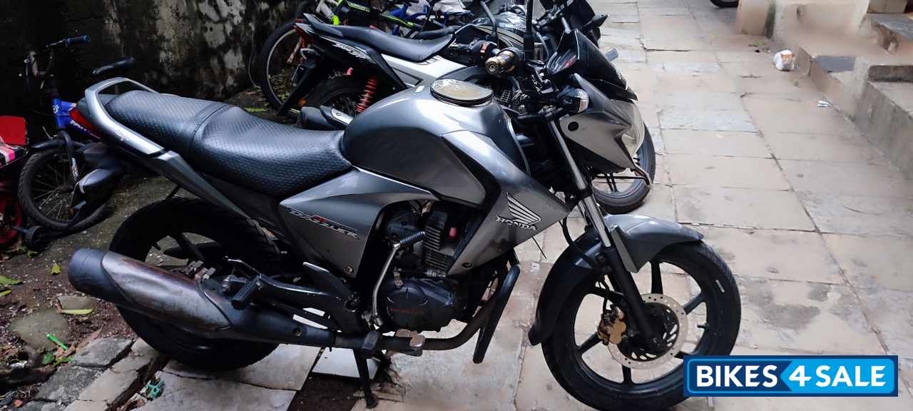 Metalic Silver Honda  CB Unicorn Dazzler