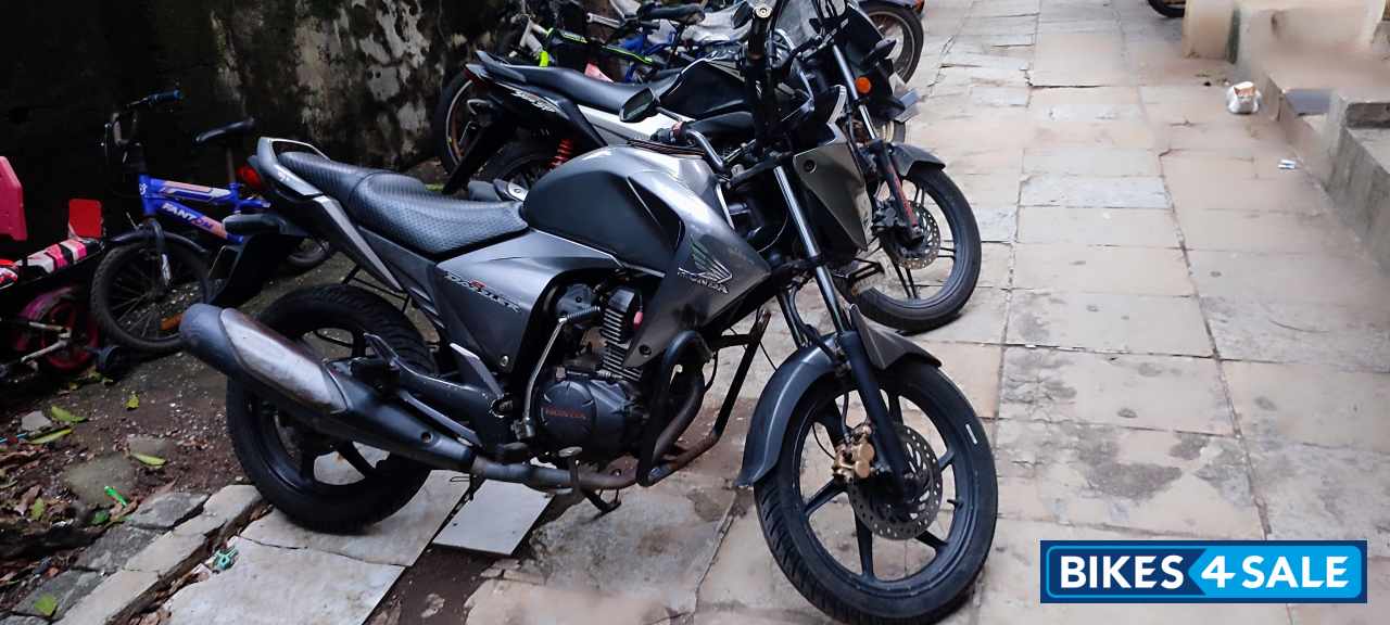 Metalic Silver Honda  CB Unicorn Dazzler