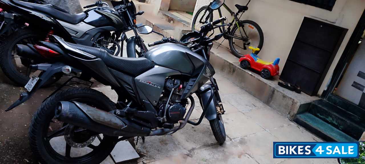 Metalic Silver Honda  CB Unicorn Dazzler