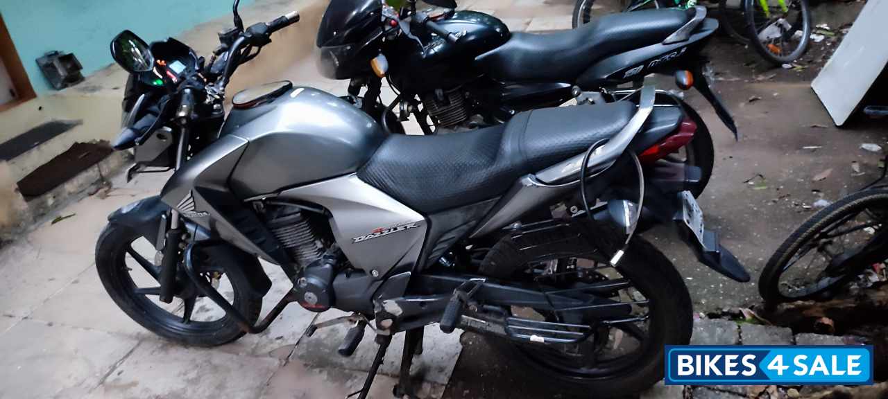 Metalic Silver Honda  CB Unicorn Dazzler