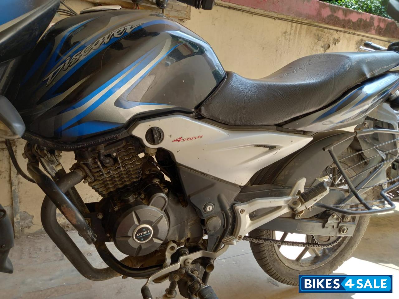 Black Bajaj Discover 125 ST