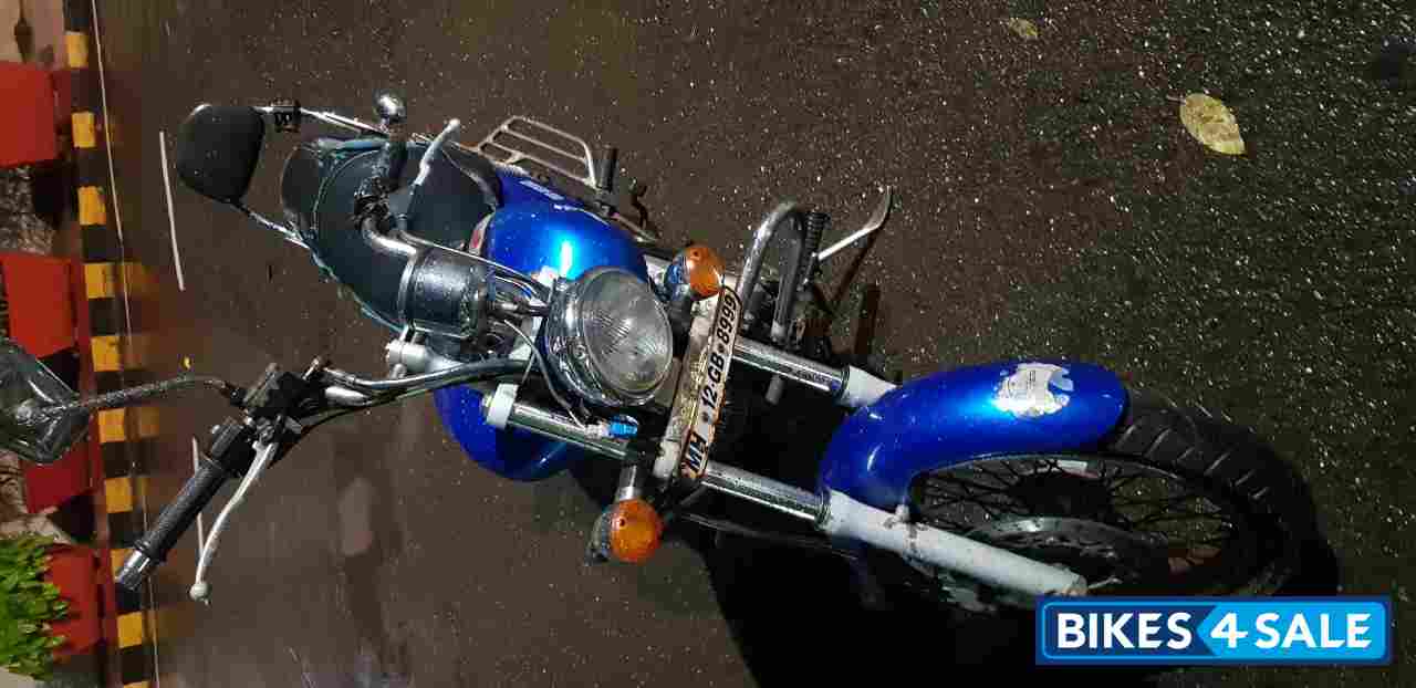 Blue Bajaj Avenger 200 DTS-i