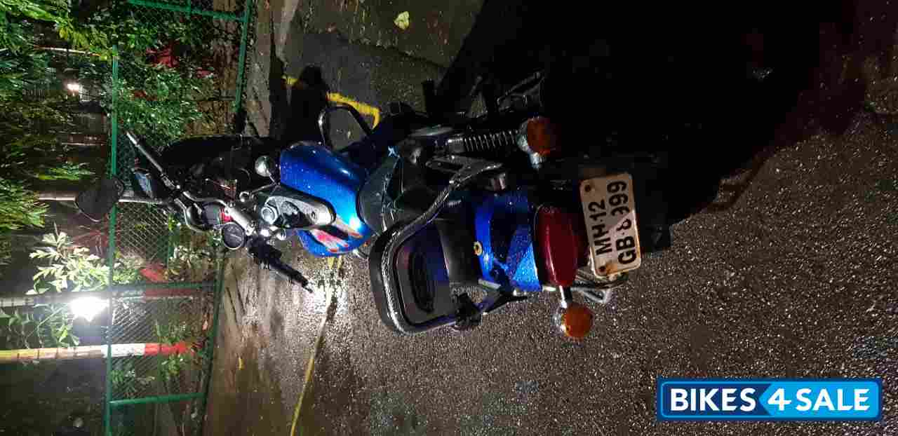 Blue Bajaj Avenger 200 DTS-i