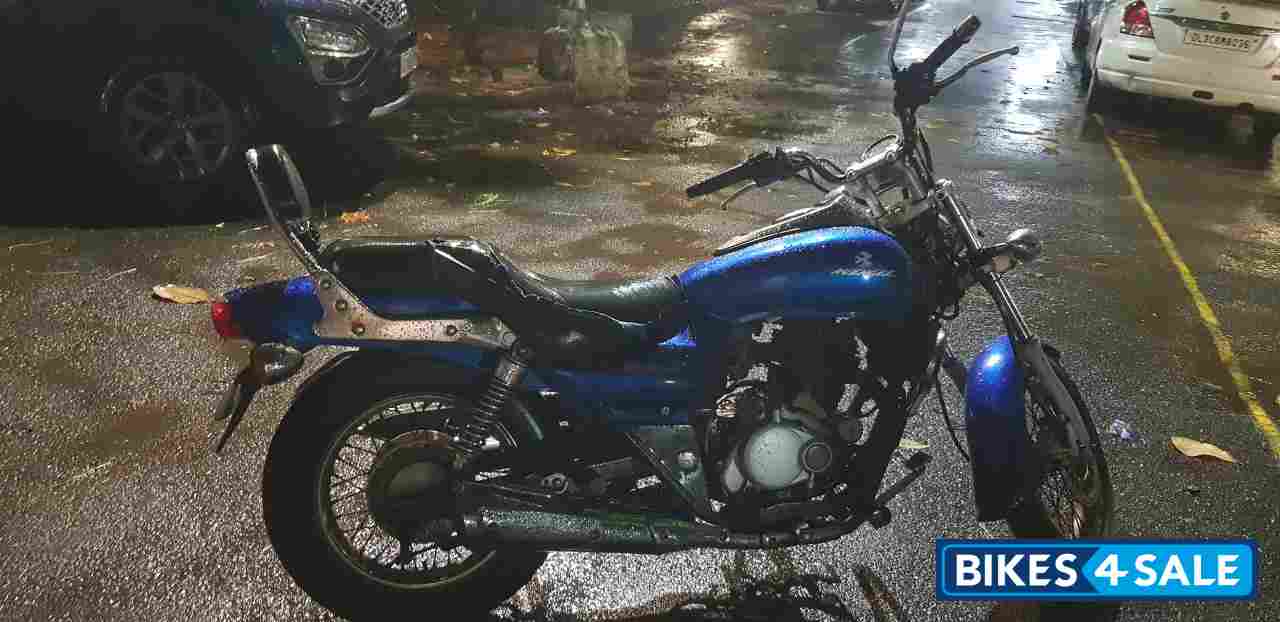 Blue Bajaj Avenger 200 DTS-i