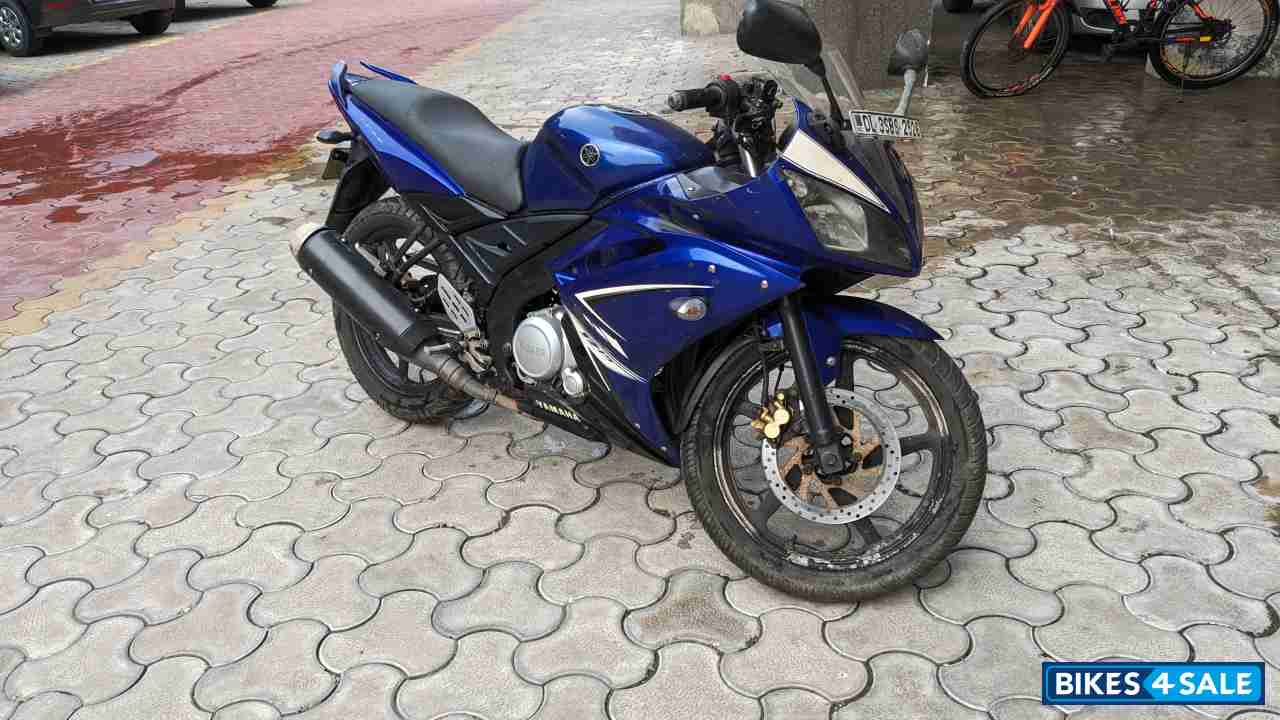 Blue Yamaha YZF R15 Blue Yamaha YZF R15