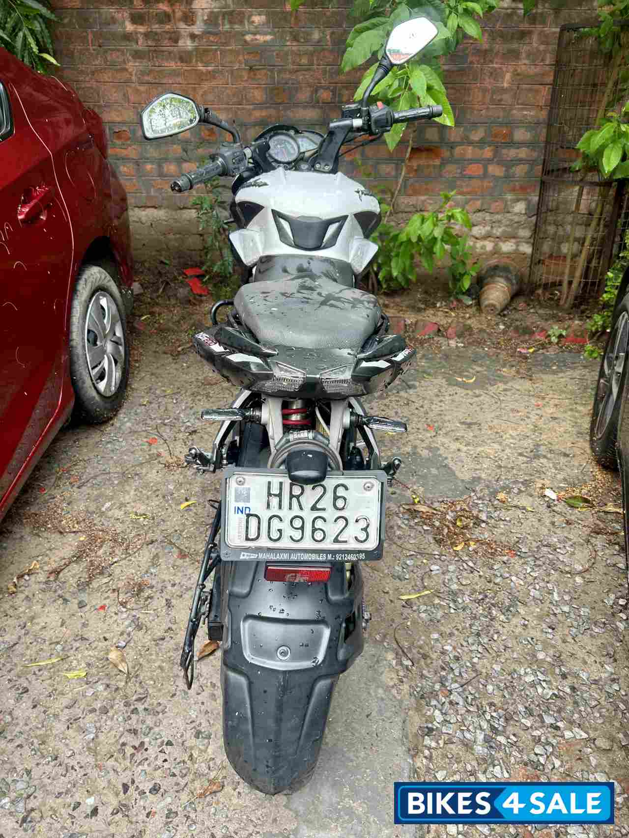 Pearl Metallic White Bajaj Pulsar NS200