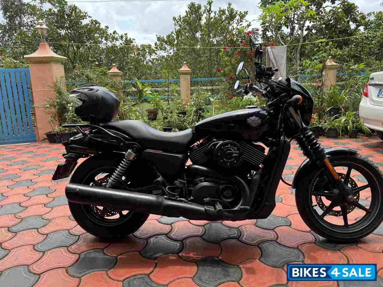 Black With Pearl Blue Chips Harley Davidson Street 750