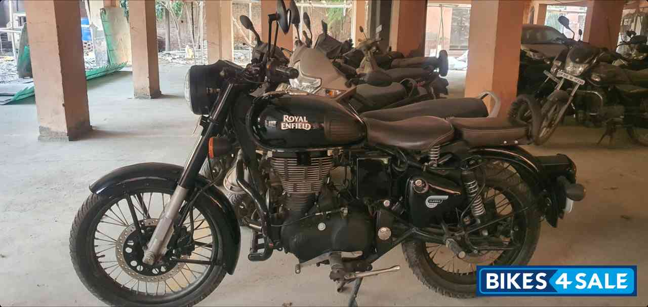 Black Royal Enfield Classic 500