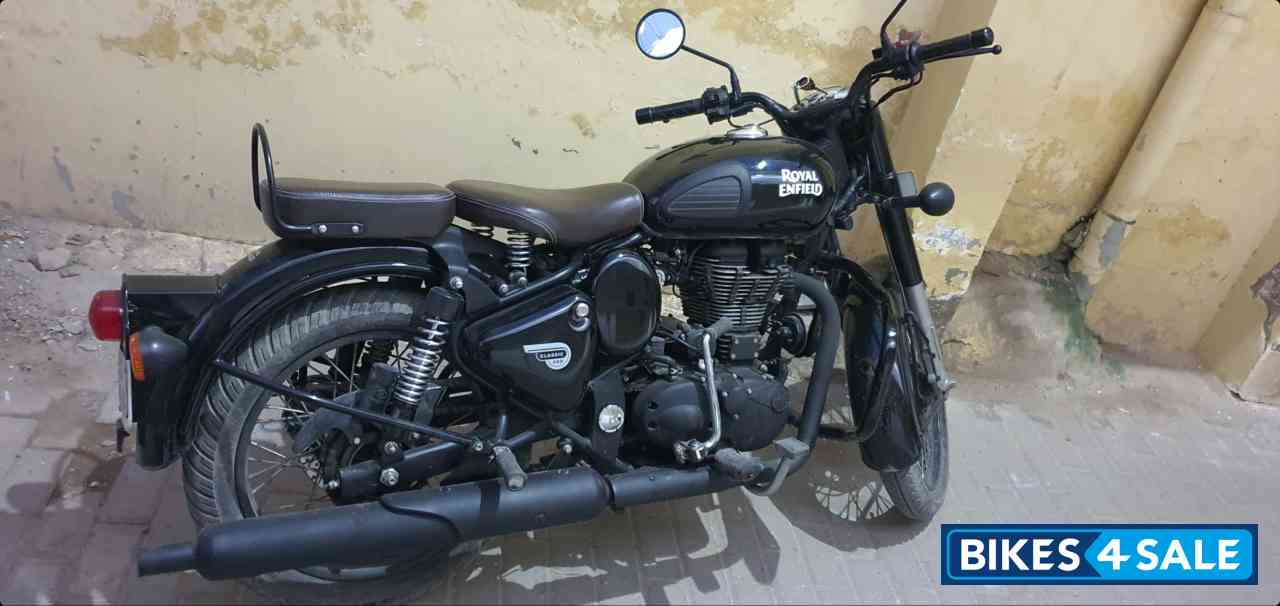 Black Royal Enfield Classic 500
