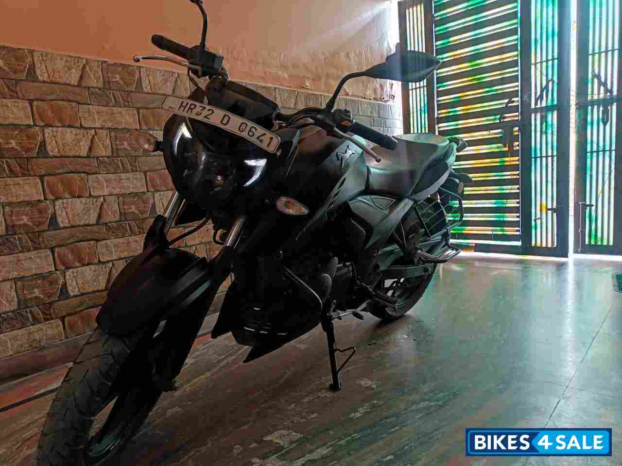 Black TVS Apache RTR 160 4V