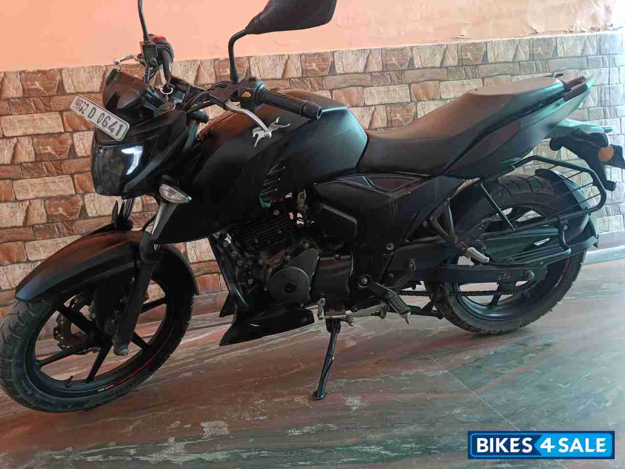Black TVS Apache RTR 160 4V