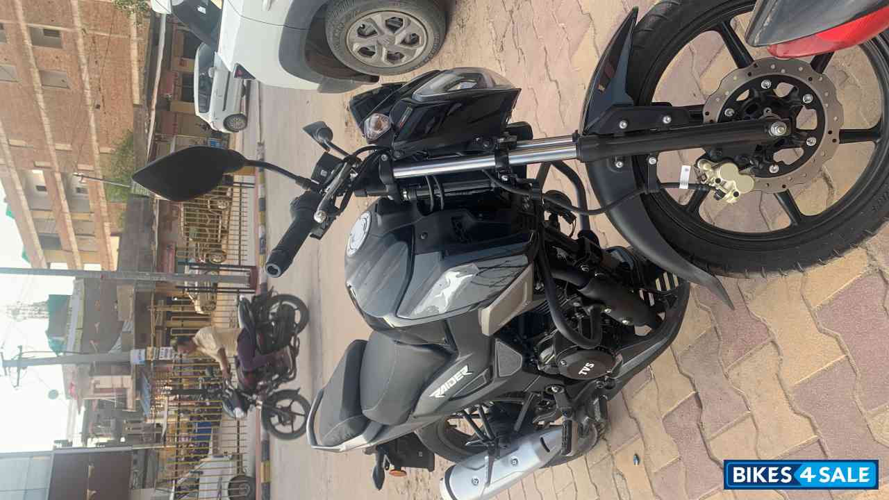 Black TVS Raider 125