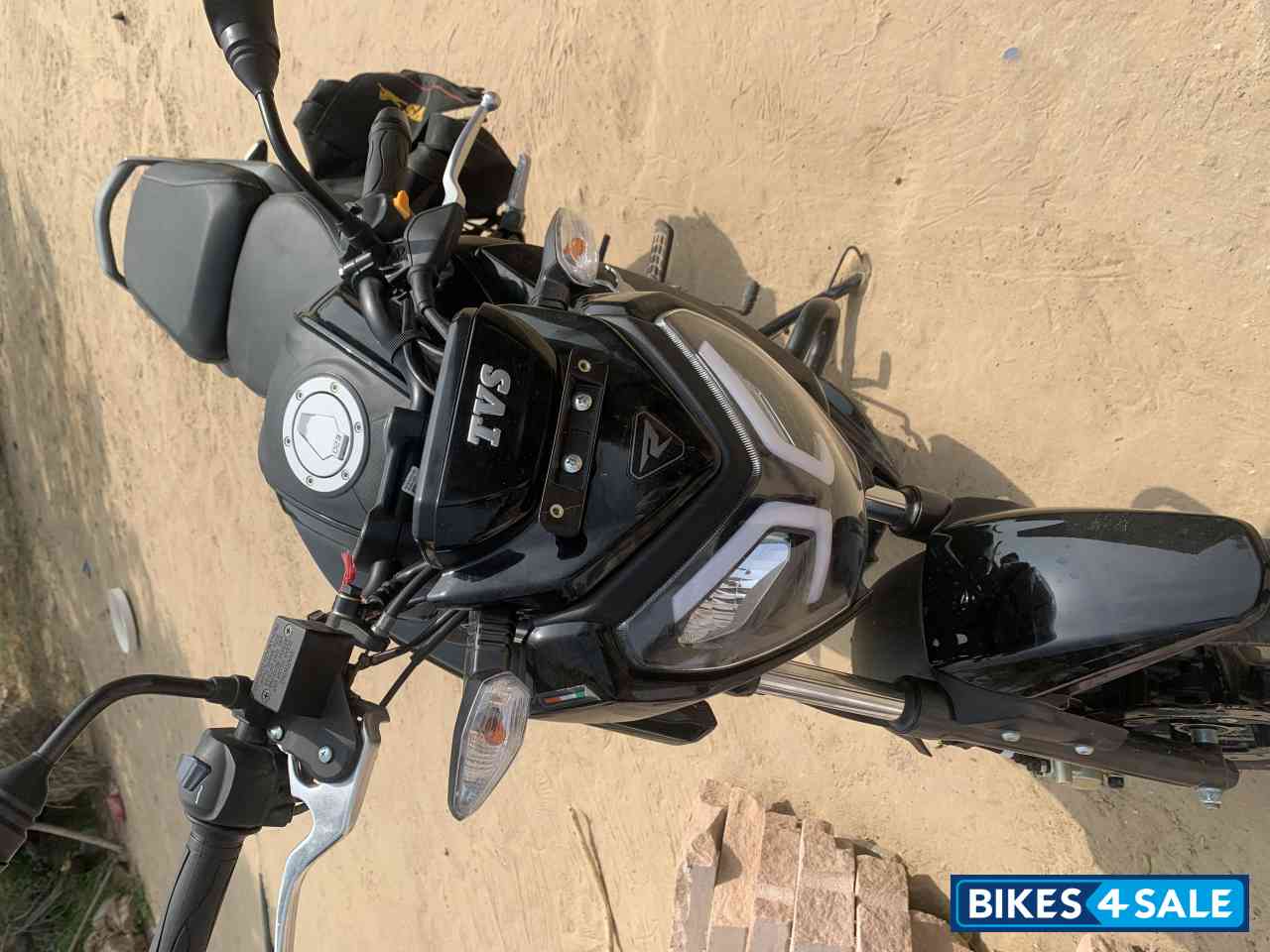 Black TVS Raider 125