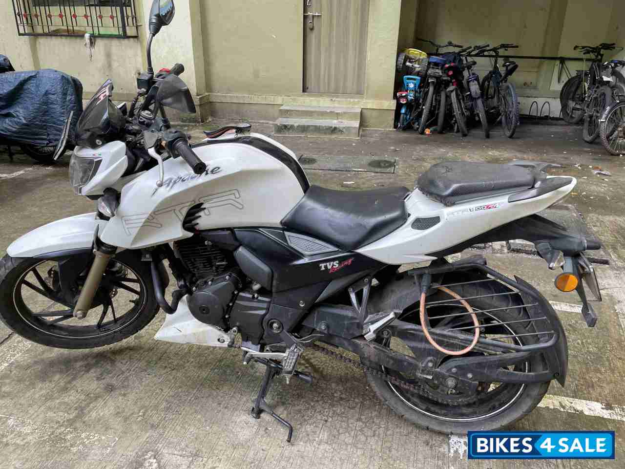 White TVS Apache RTR 200 Fi 4V