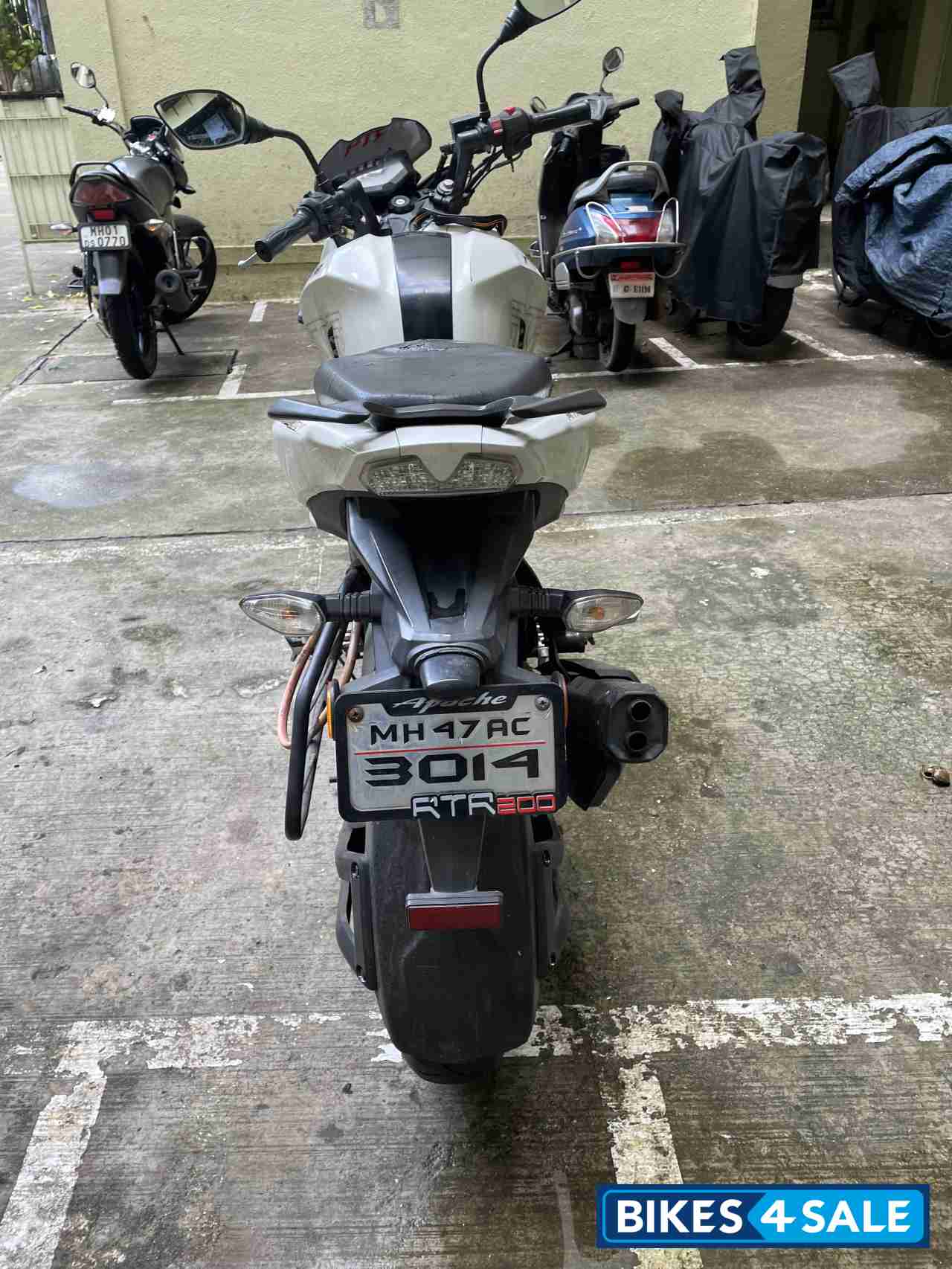 White TVS Apache RTR 200 Fi 4V