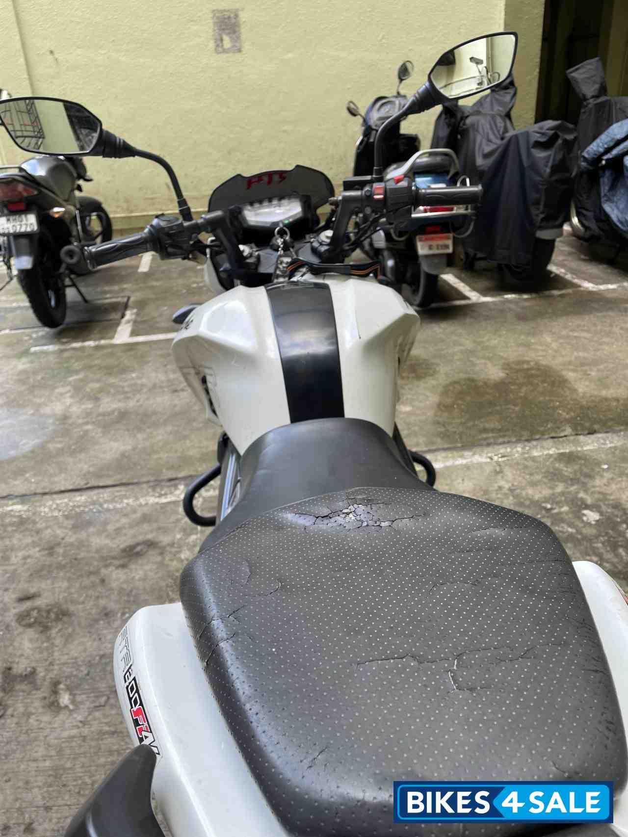 White TVS Apache RTR 200 Fi 4V
