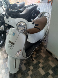 Pearl White Vespa VXL 125