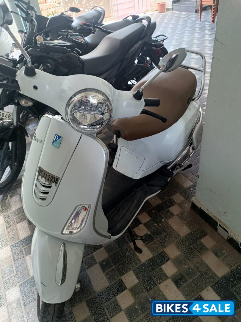 Pearl White Vespa VXL 125