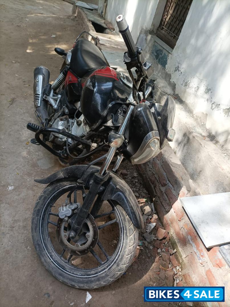 Bajaj V15