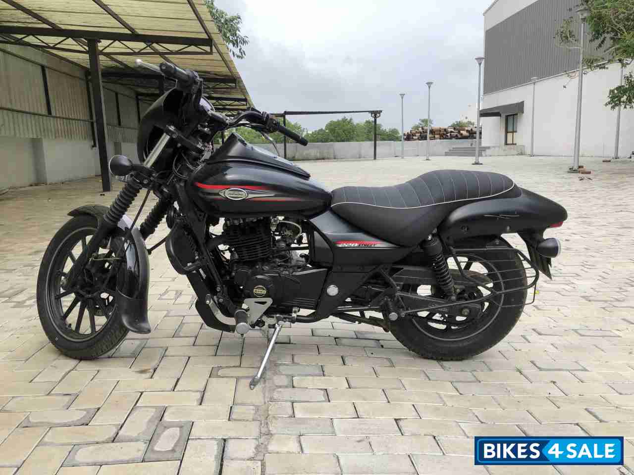 Matt Black Bajaj Avenger Street 220
