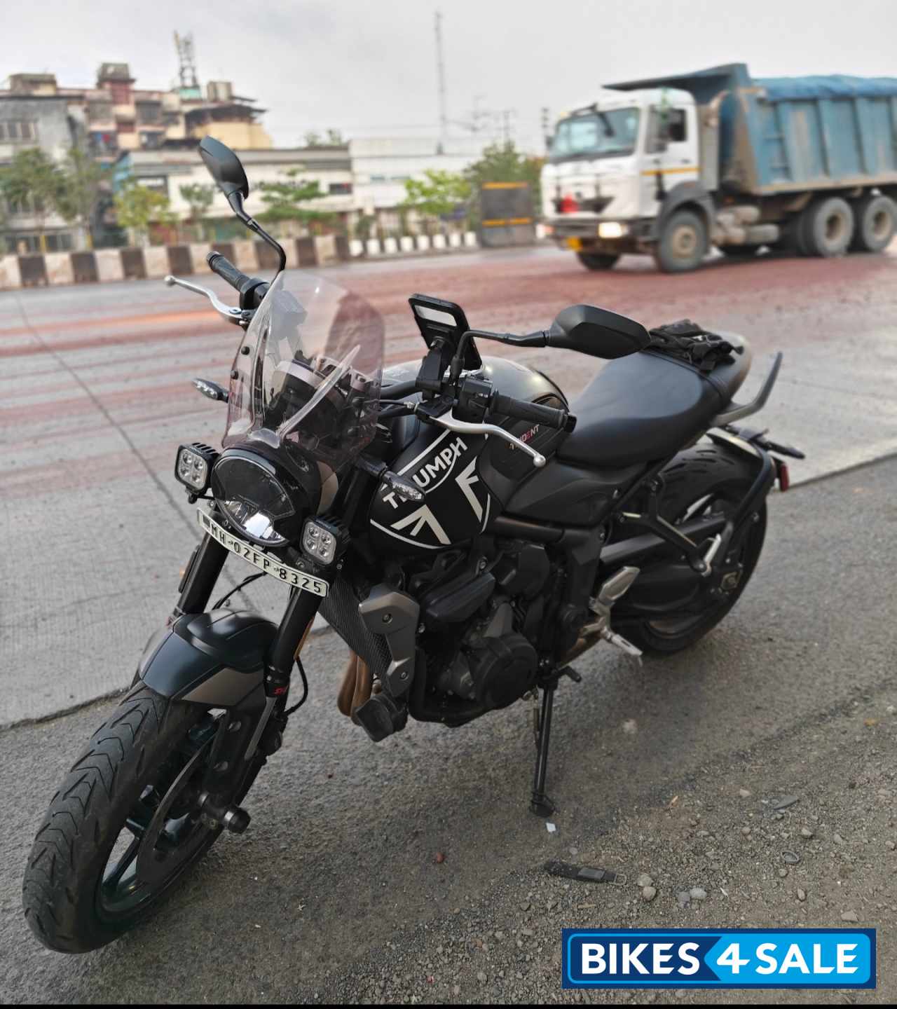 Matt Black & Silver Triumph Trident 660