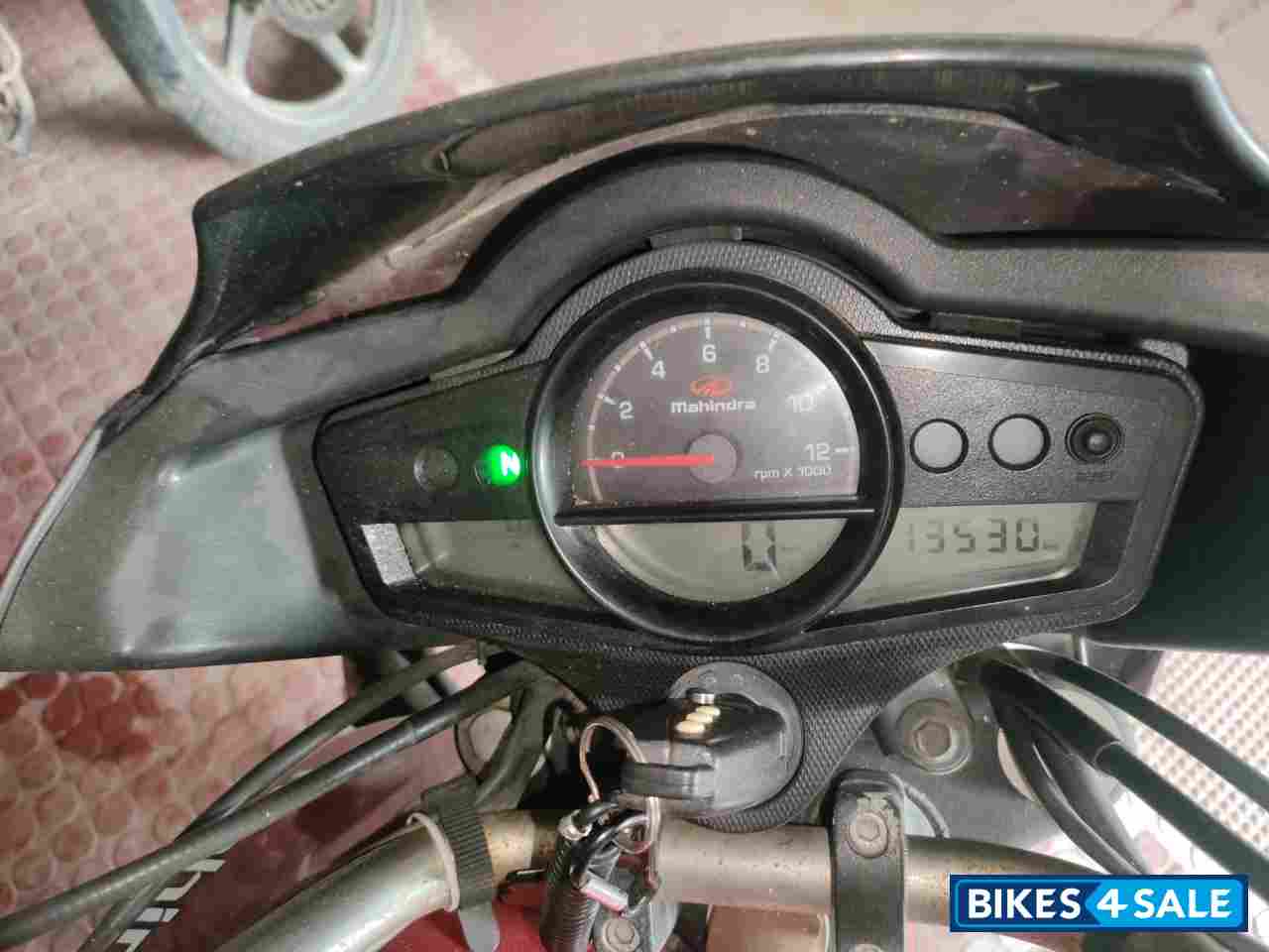 Red Mahindra Centuro