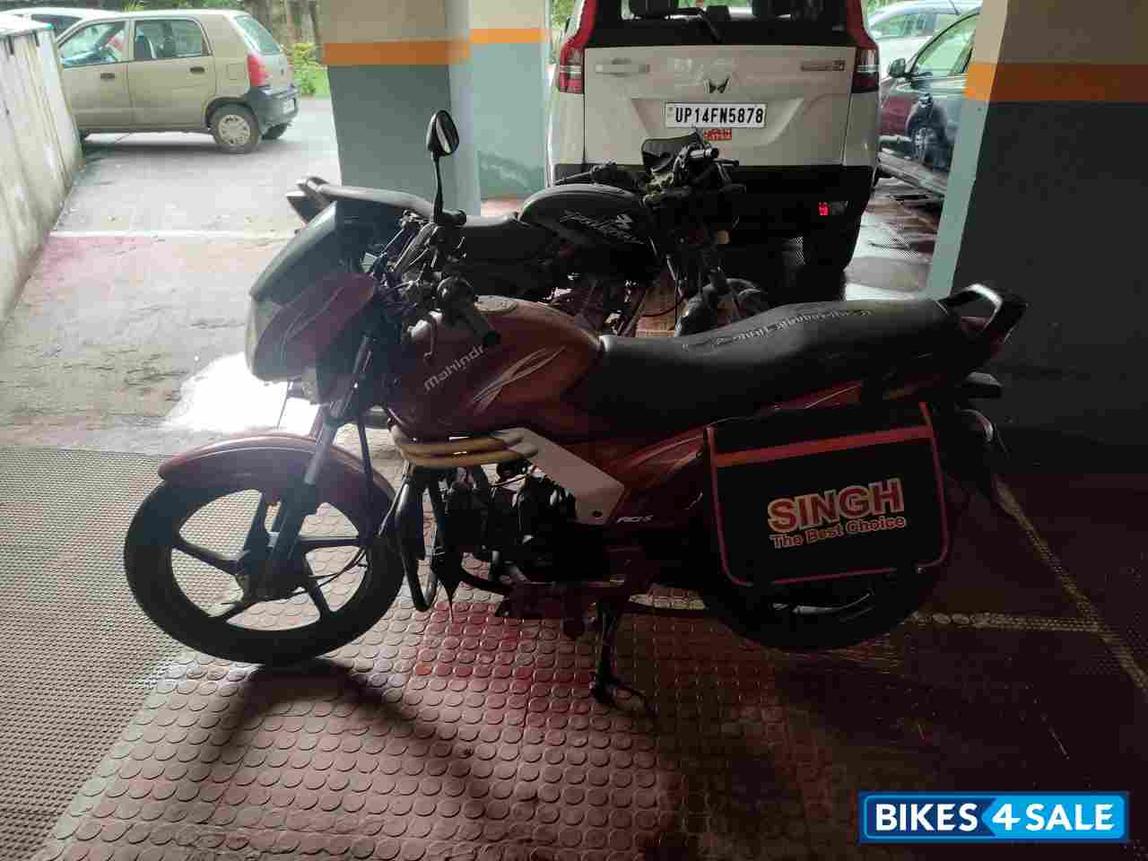 Red Mahindra Centuro