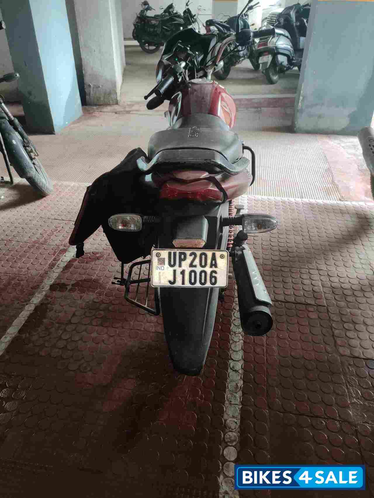 Red Mahindra Centuro