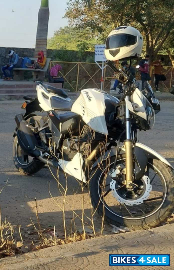 White TVS Apache RTR 200 4V