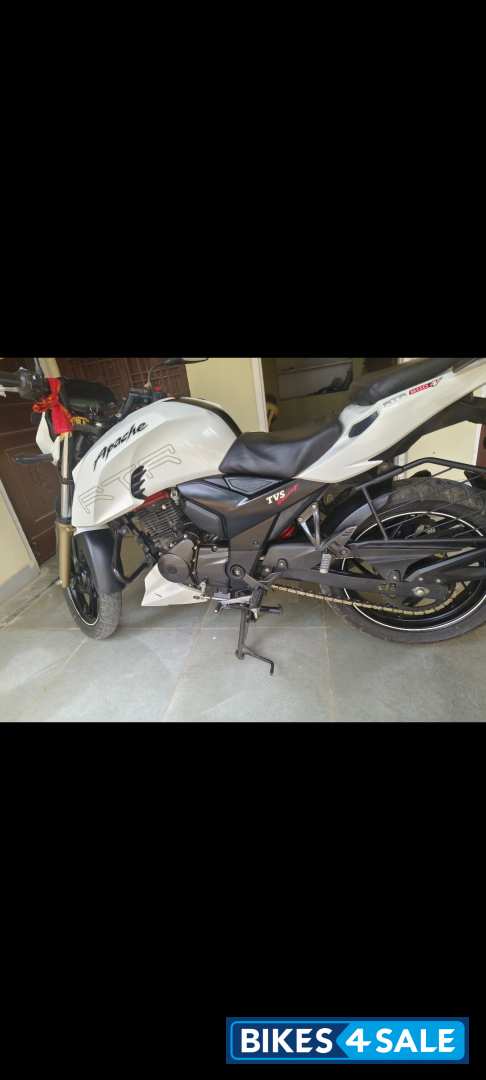 White TVS Apache RTR 200 4V