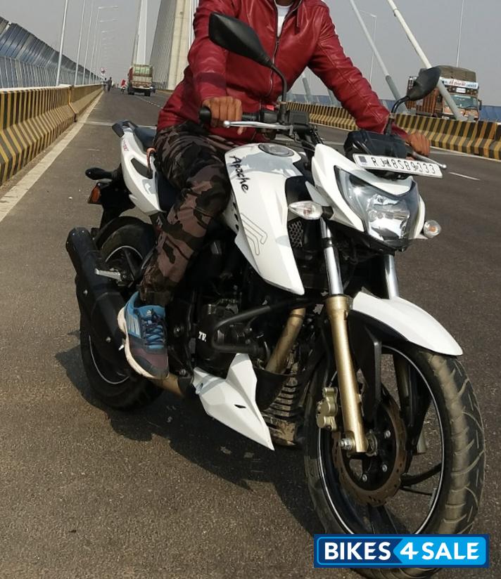 White TVS Apache RTR 200 4V