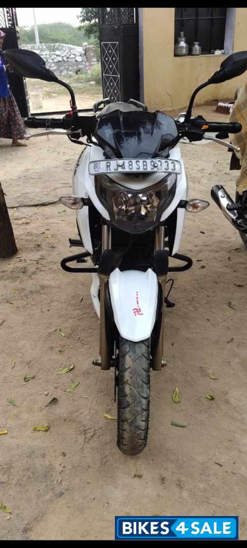 White TVS Apache RTR 200 4V