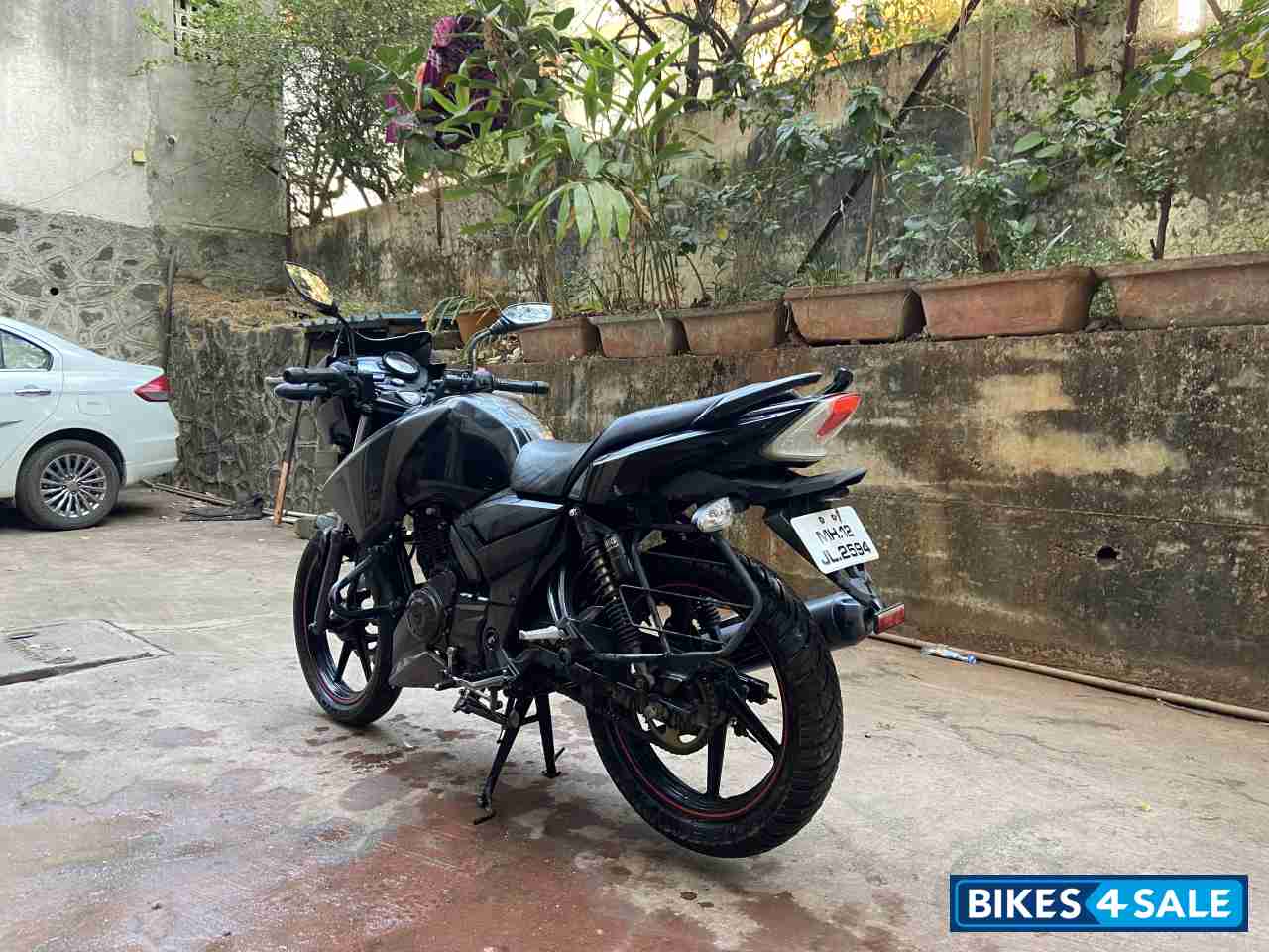 Black TVS Apache RTR 160