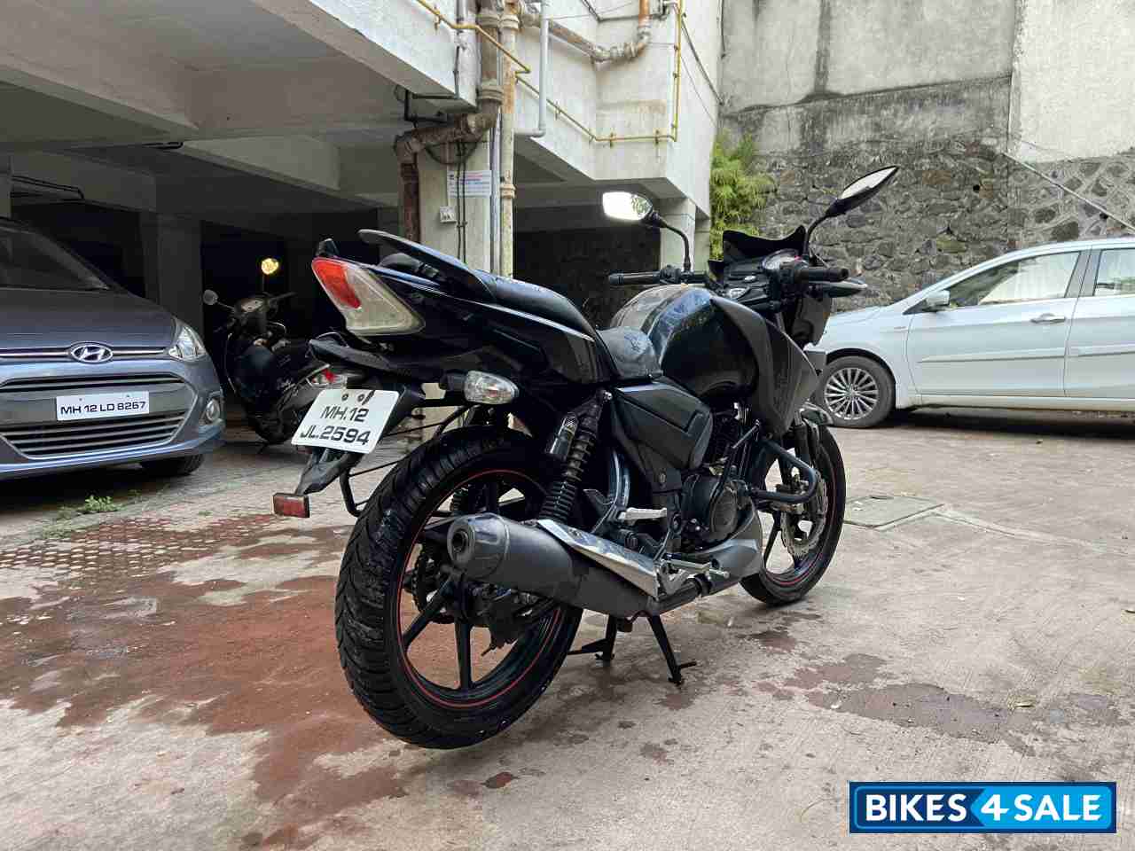 Black TVS Apache RTR 160