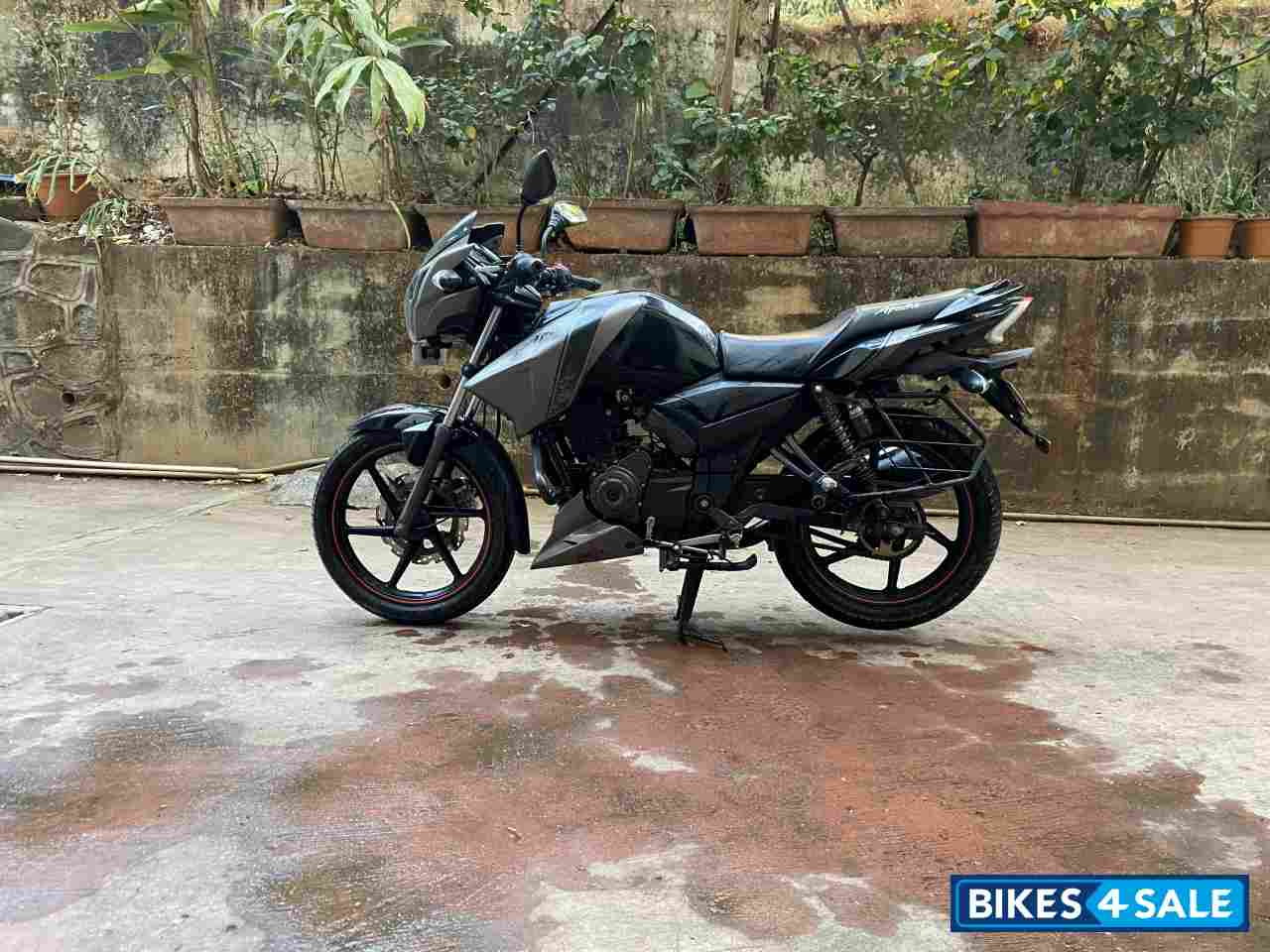 Black TVS Apache RTR 160